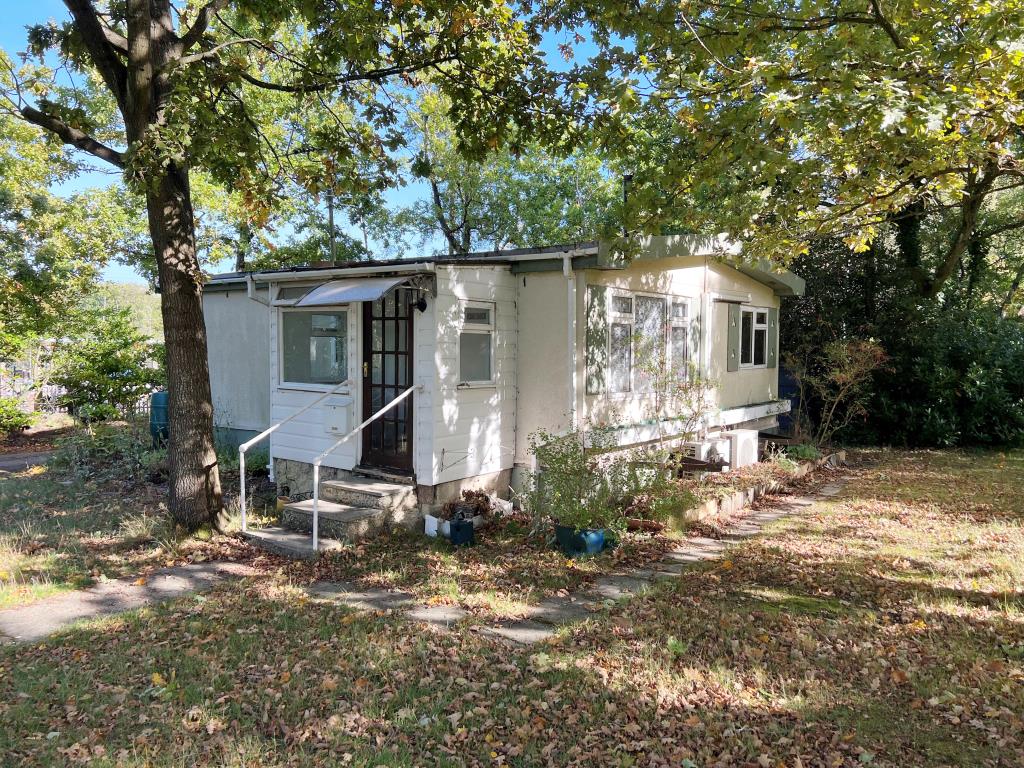 Lot: 32 - DOUBLE PARK HOME ON A THREE-QUARTER ACRE PLOT -